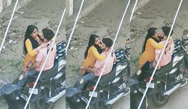 Desi Girl Romantic Sex in Public Place Viral Clips